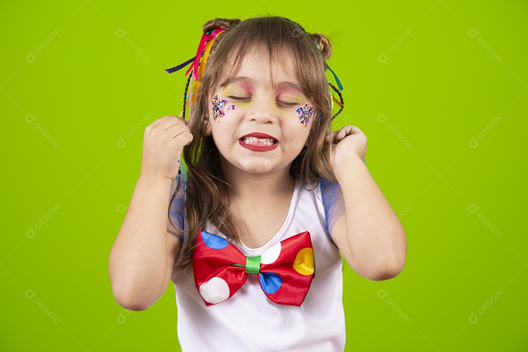 Linda garotinha menina jovem usando fantasia de carnaval sobre fundo isolado