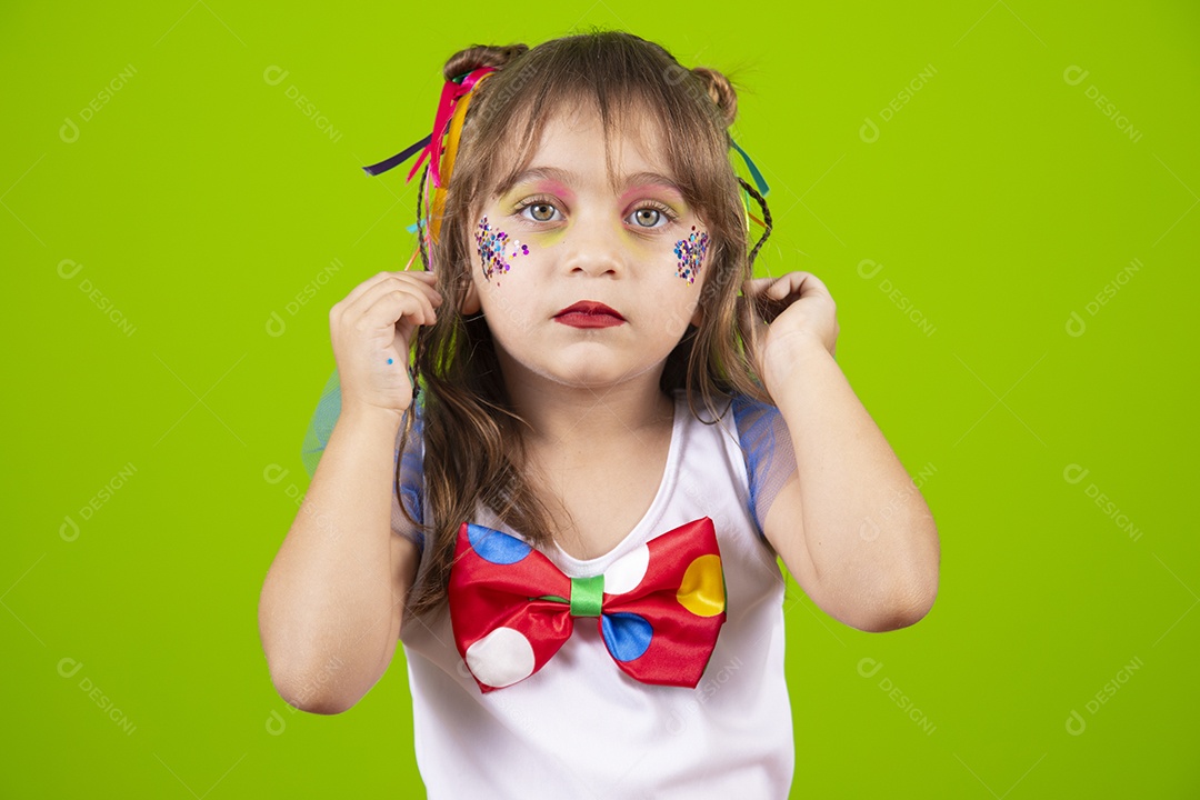 Linda garotinha menina jovem usando fantasia de carnaval sobre fundo isolado