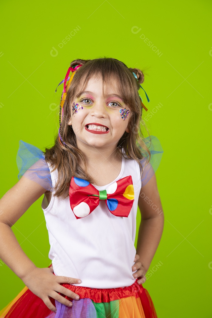 Linda garotinha menina jovem usando fantasia de carnaval sobre fundo isolado