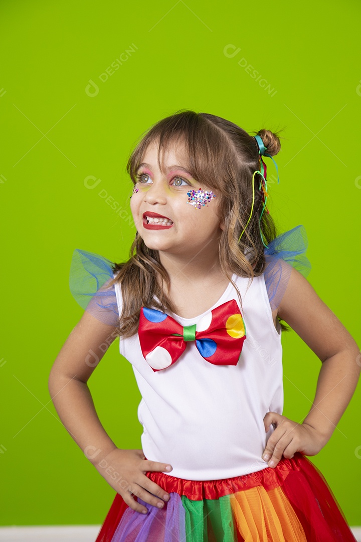 Linda garotinha menina jovem usando fantasia de carnaval sobre fundo isolado