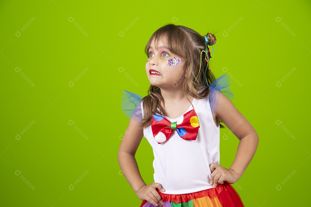 Linda garotinha menina jovem usando fantasia de carnaval sobre fundo isolado