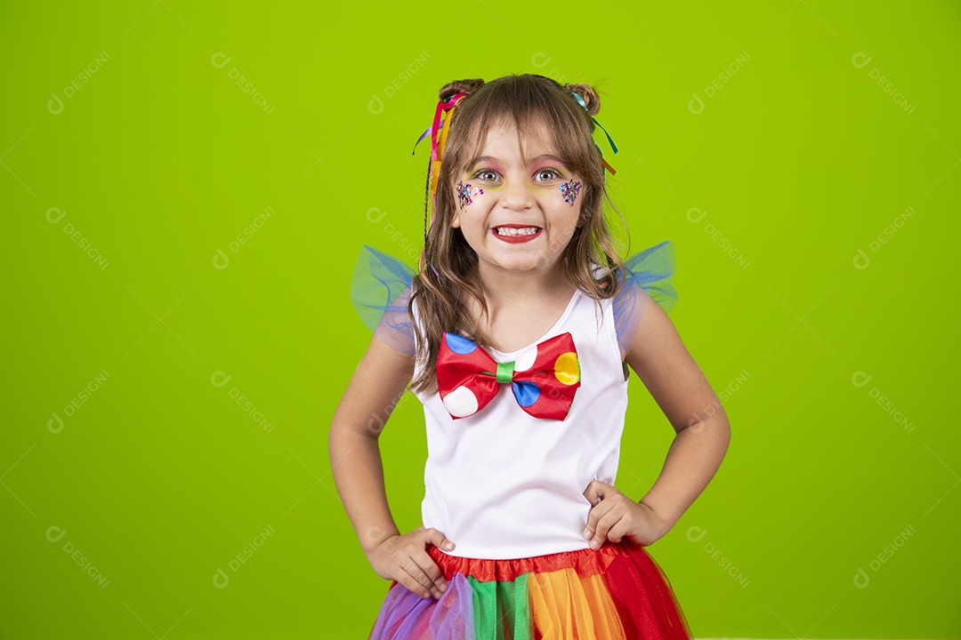 Linda garotinha menina jovem usando fantasia de carnaval sobre fundo isolado