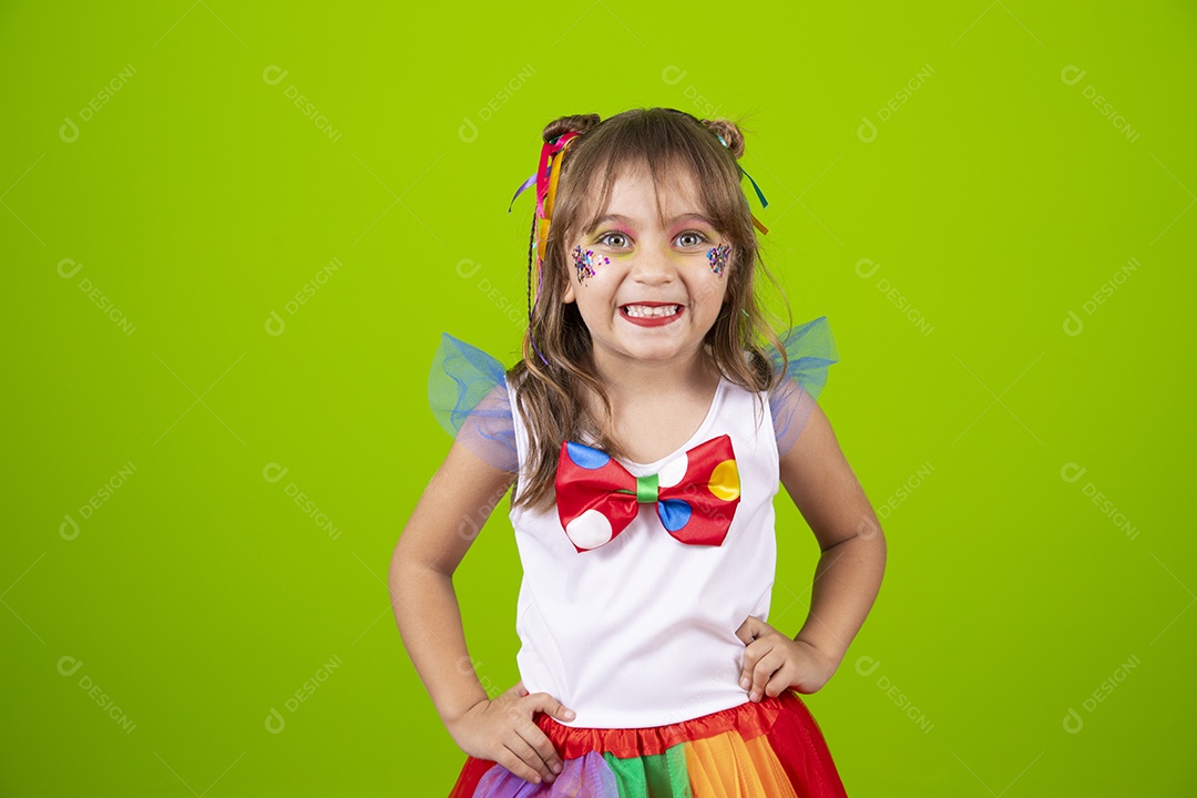 Linda garotinha menina jovem usando fantasia de carnaval sobre fundo isolado