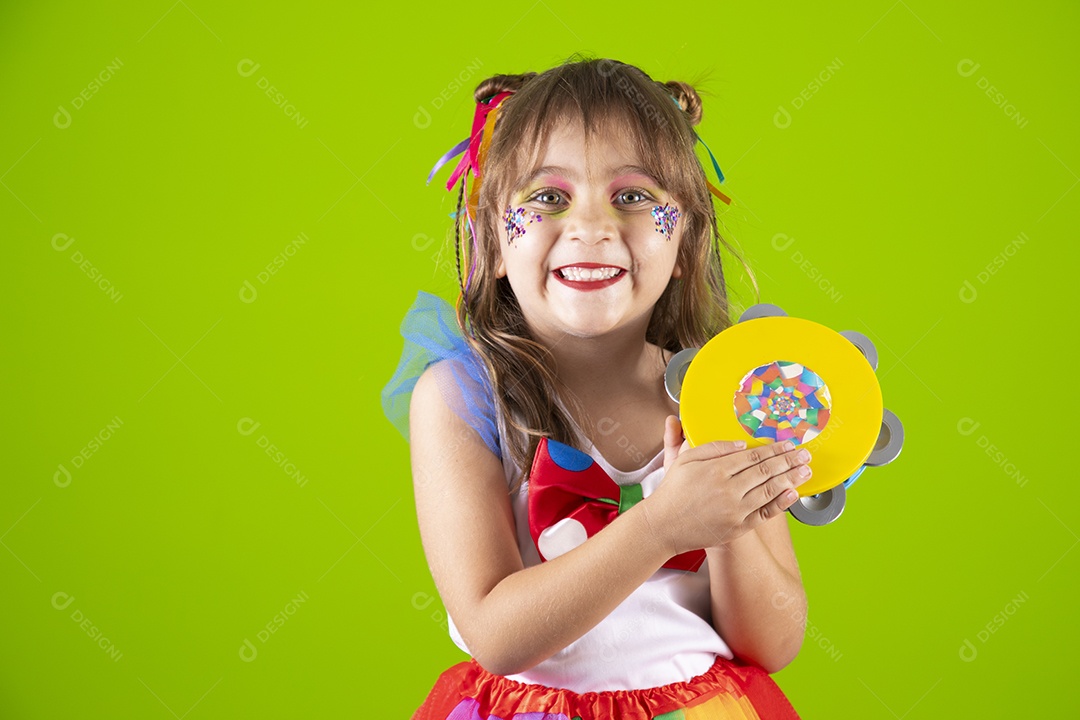 Linda garotinha menina jovem usando fantasia de carnaval sobre fundo isolado