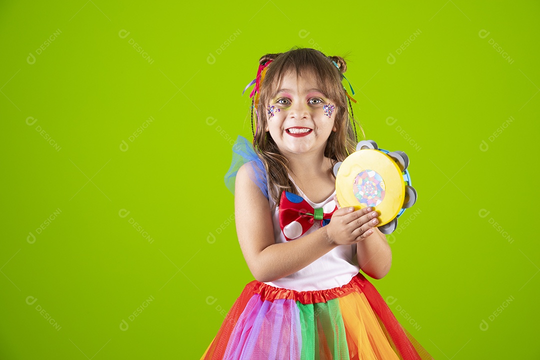Linda garotinha menina jovem usando fantasia de carnaval sobre fundo isolado