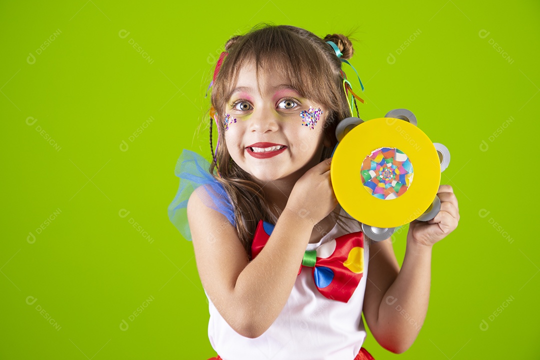 Linda garotinha menina jovem usando fantasia de carnaval sobre fundo isolado