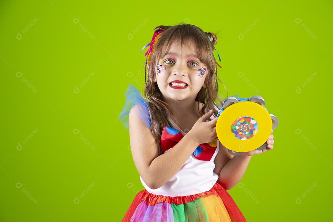 Linda garotinha menina jovem usando fantasia de carnaval sobre fundo isolado