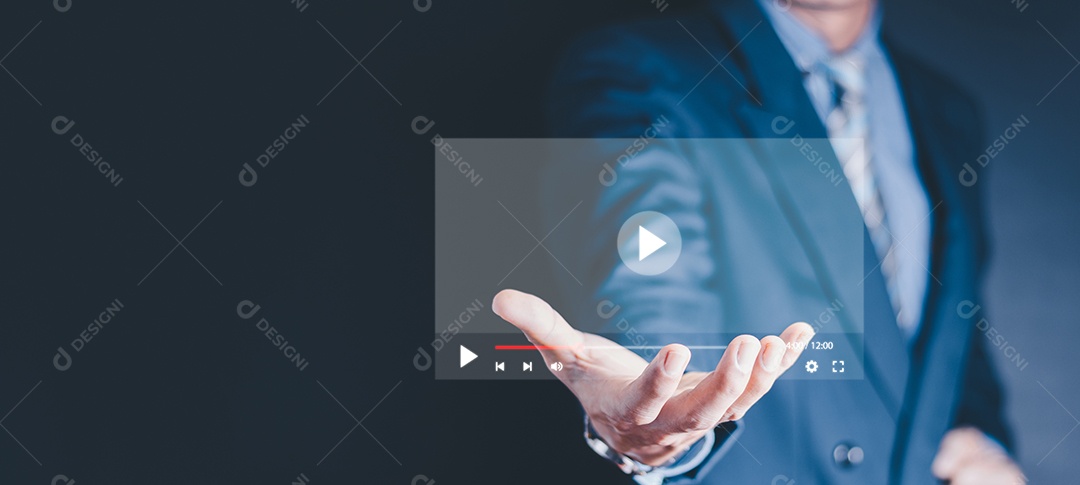 Streaming on-line assistindo vídeo no conceito de holograma da internet pessoalmente.