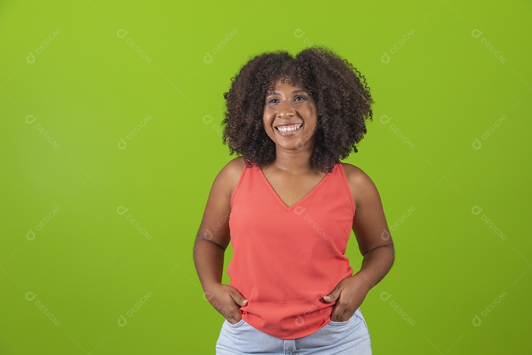 Linda mulher jovem morena cabelo cacheado sorridente sobre fundo isolado