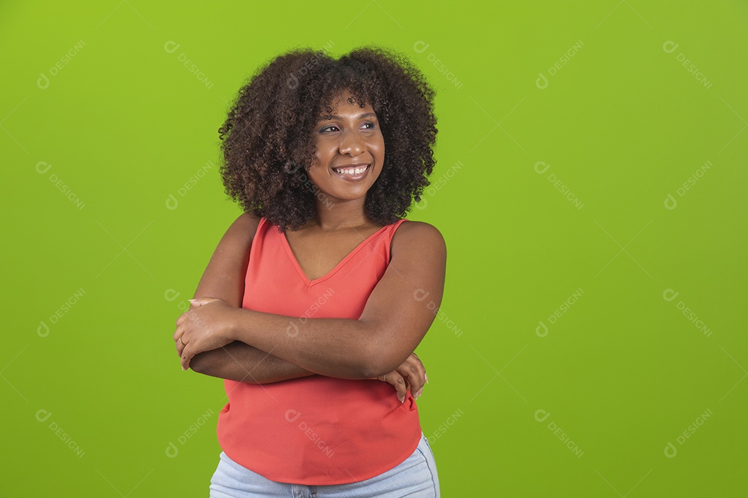 Linda mulher jovem morena cabelo cacheado sorridente sobre fundo isolado