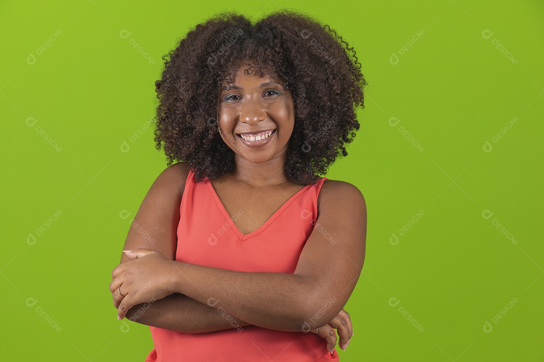 Linda mulher jovem morena cabelo cacheado sorridente sobre fundo isolado