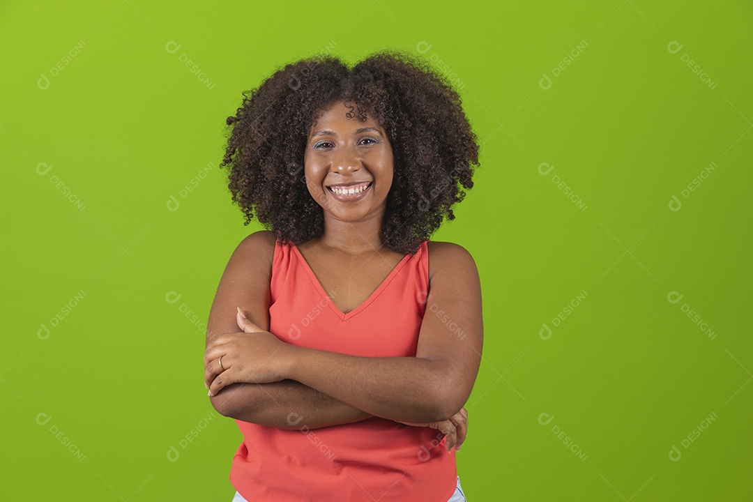 Linda mulher jovem morena cabelo cacheado sorridente sobre fundo isolado