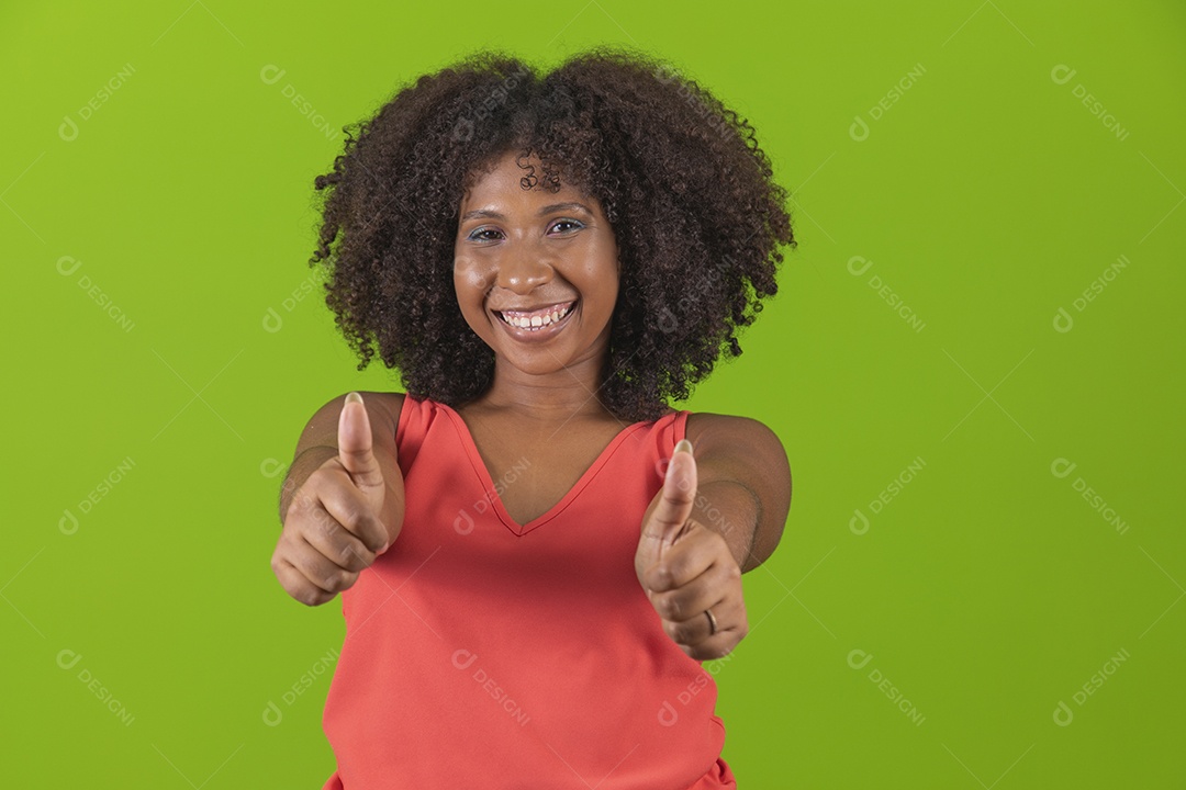 Linda mulher jovem morena cabelo cacheado sorridente sobre fundo isolado