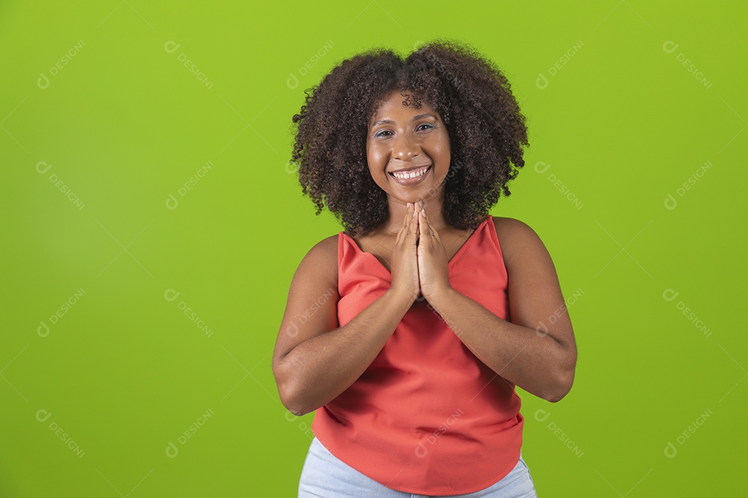 Linda mulher jovem morena cabelo cacheado sorridente sobre fundo isolado