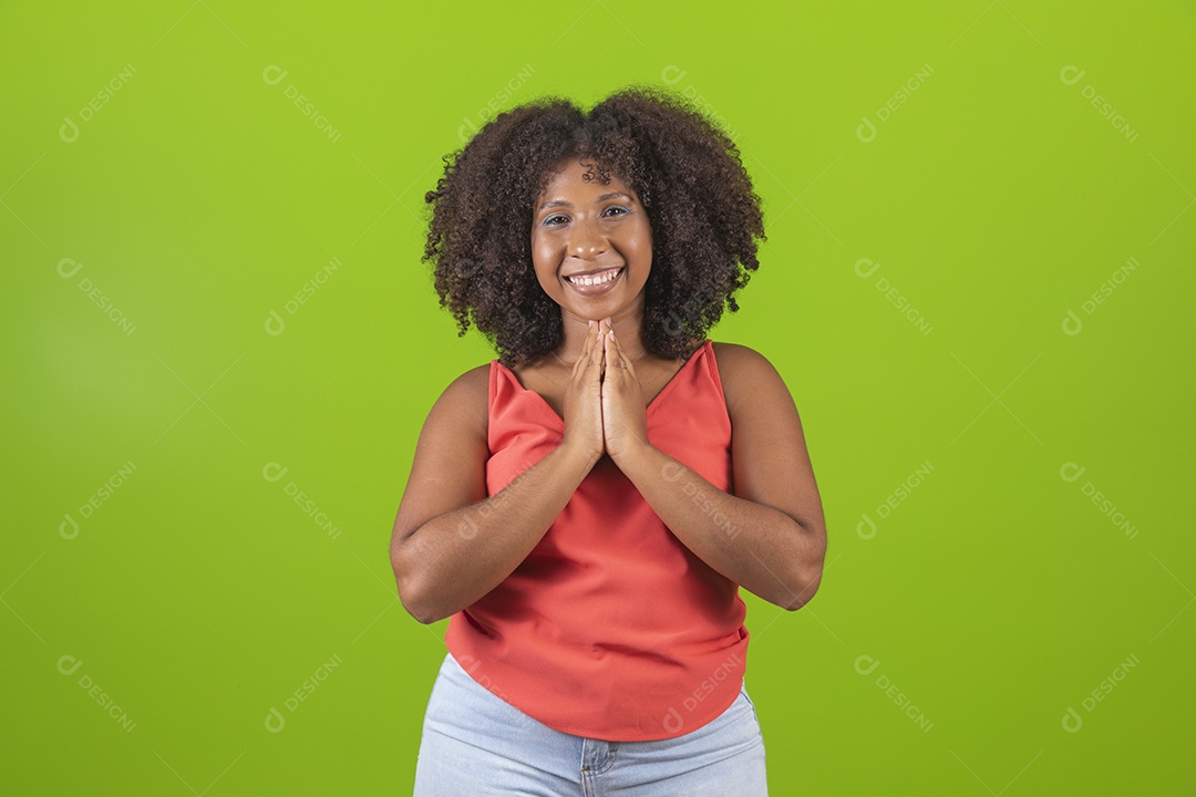 Linda mulher jovem morena cabelo cacheado sorridente sobre fundo isolado