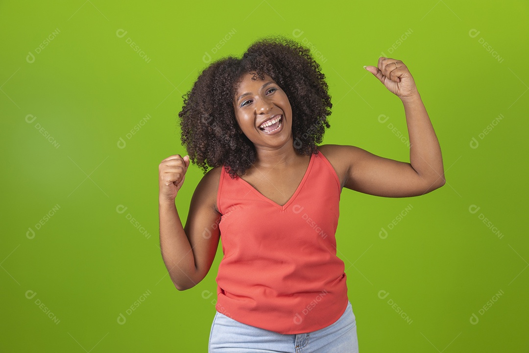 Linda mulher jovem morena cabelo cacheado sorridente sobre fundo isolado