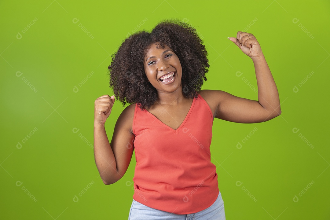 Linda mulher jovem morena cabelo cacheado sorridente sobre fundo isolado