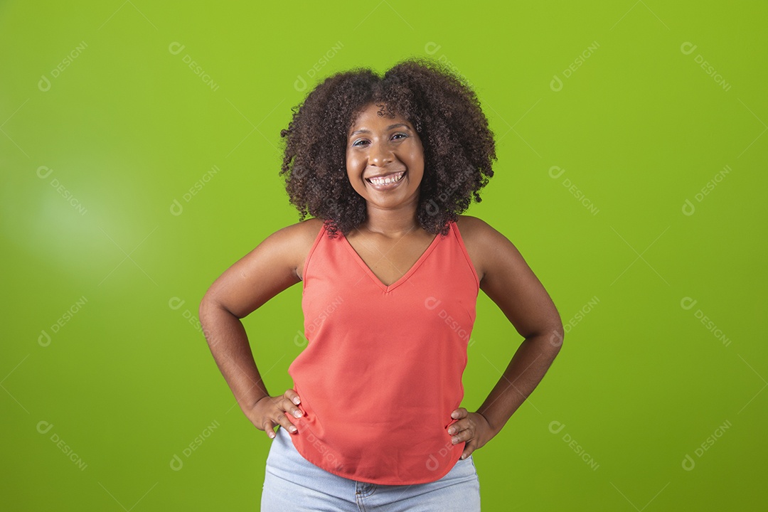 Linda mulher jovem morena cabelo cacheado sorridente sobre fundo isolado
