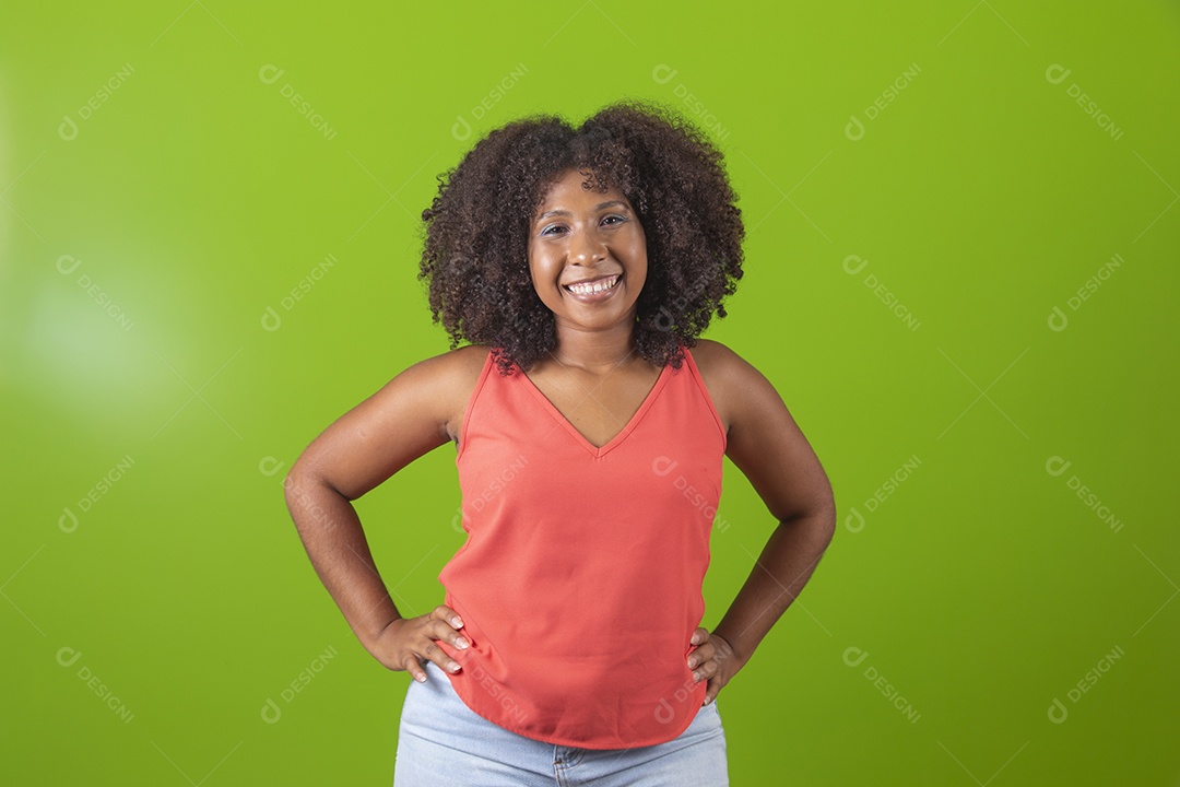 Linda mulher jovem morena cabelo cacheado sorridente sobre fundo isolado