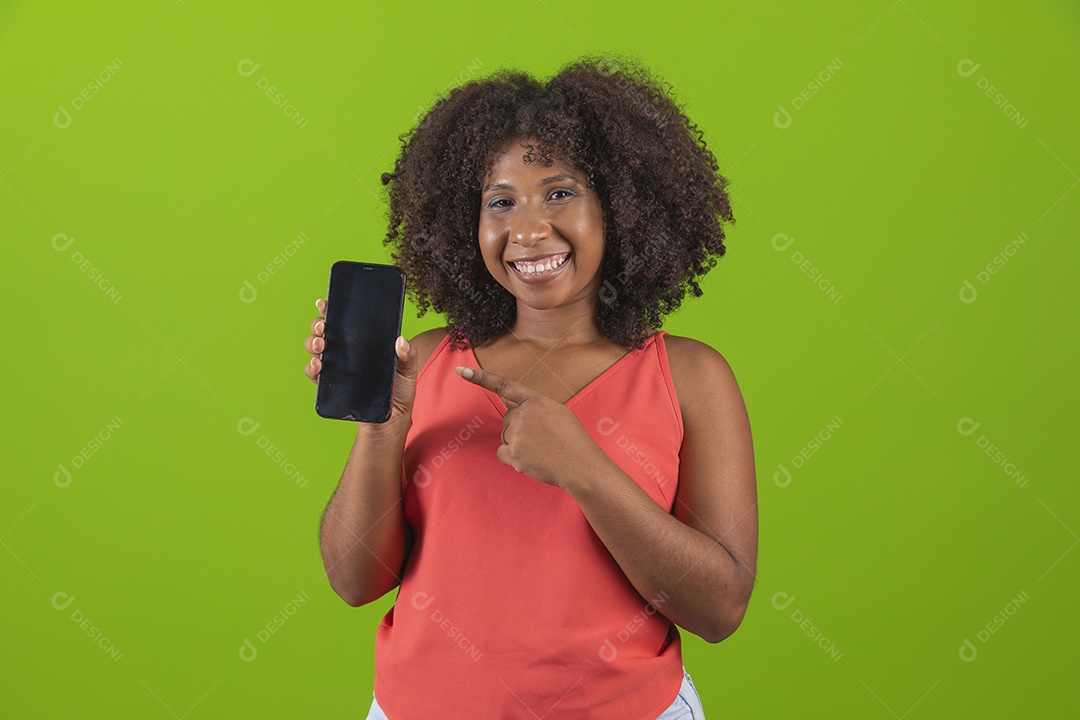 Linda mulher jovem morena cabelo cacheado sorridente segurando celular smartphone