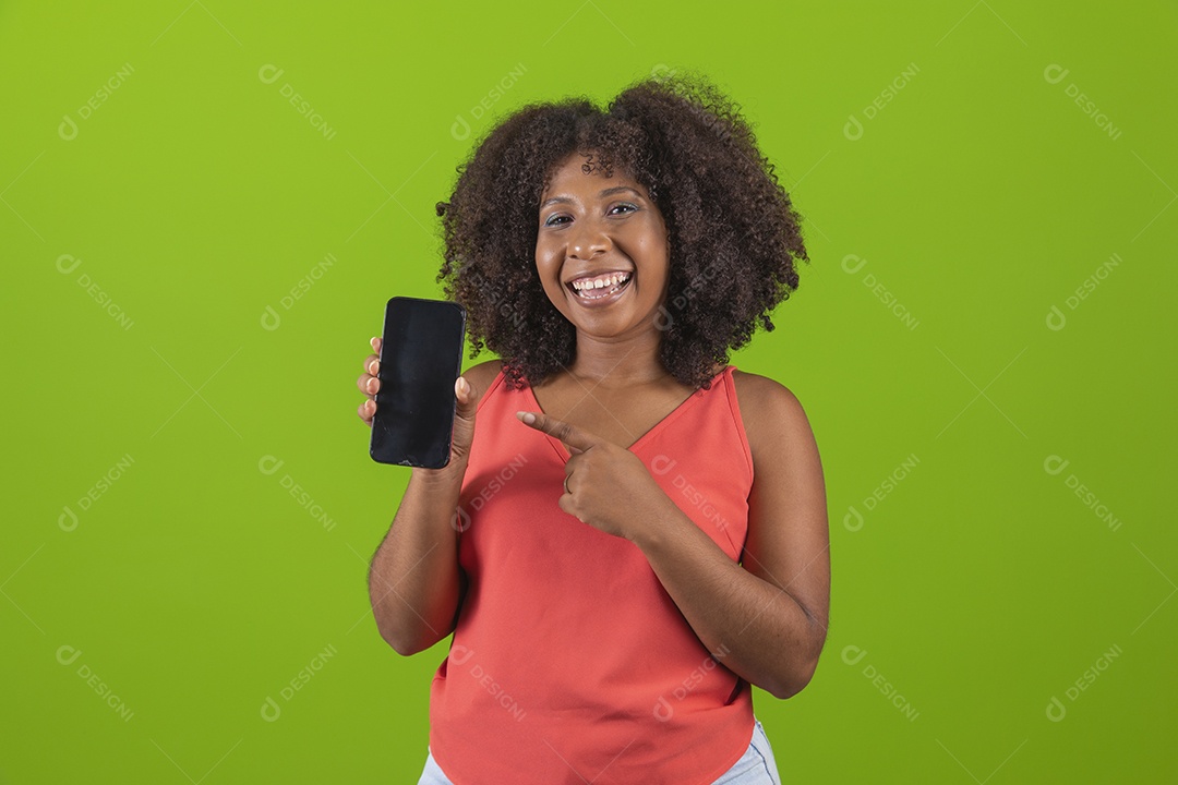 Linda mulher jovem morena cabelo cacheado sorridente sobre fundo isolado