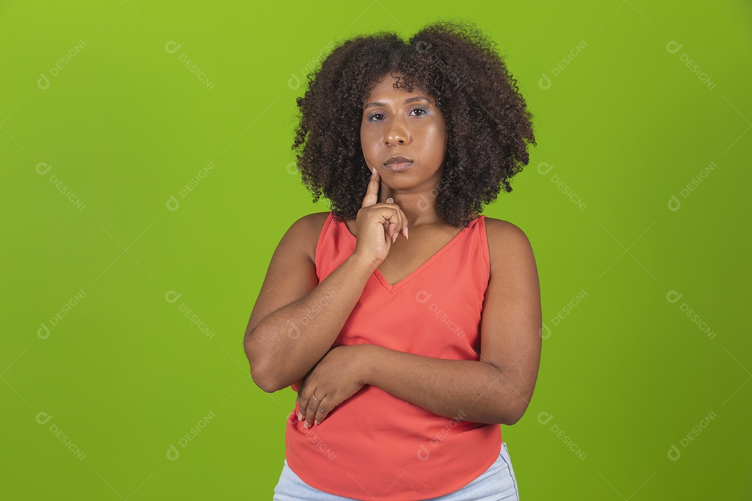 Linda mulher jovem morena cabelo cacheado sorridente sobre fundo isolado