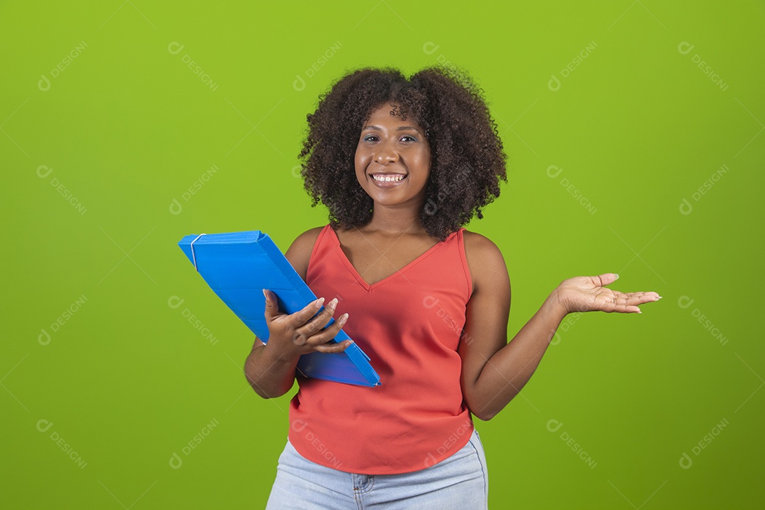 Linda mulher jovem morena cabelo cacheado segurando material escolar