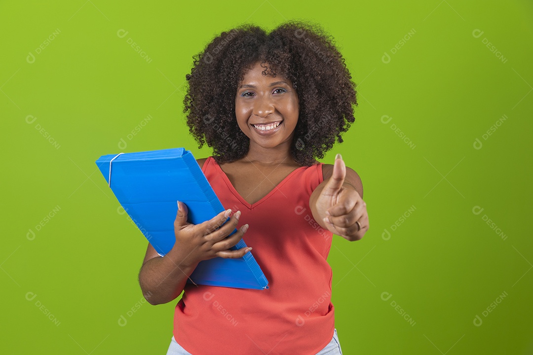 Linda mulher jovem morena cabelo cacheado segurando material escolar