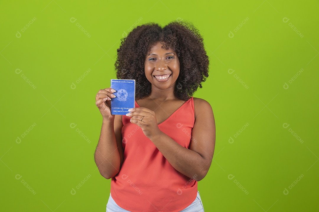 Linda mulher jovem morena cabelo cacheado segurando carteira de trabalho
