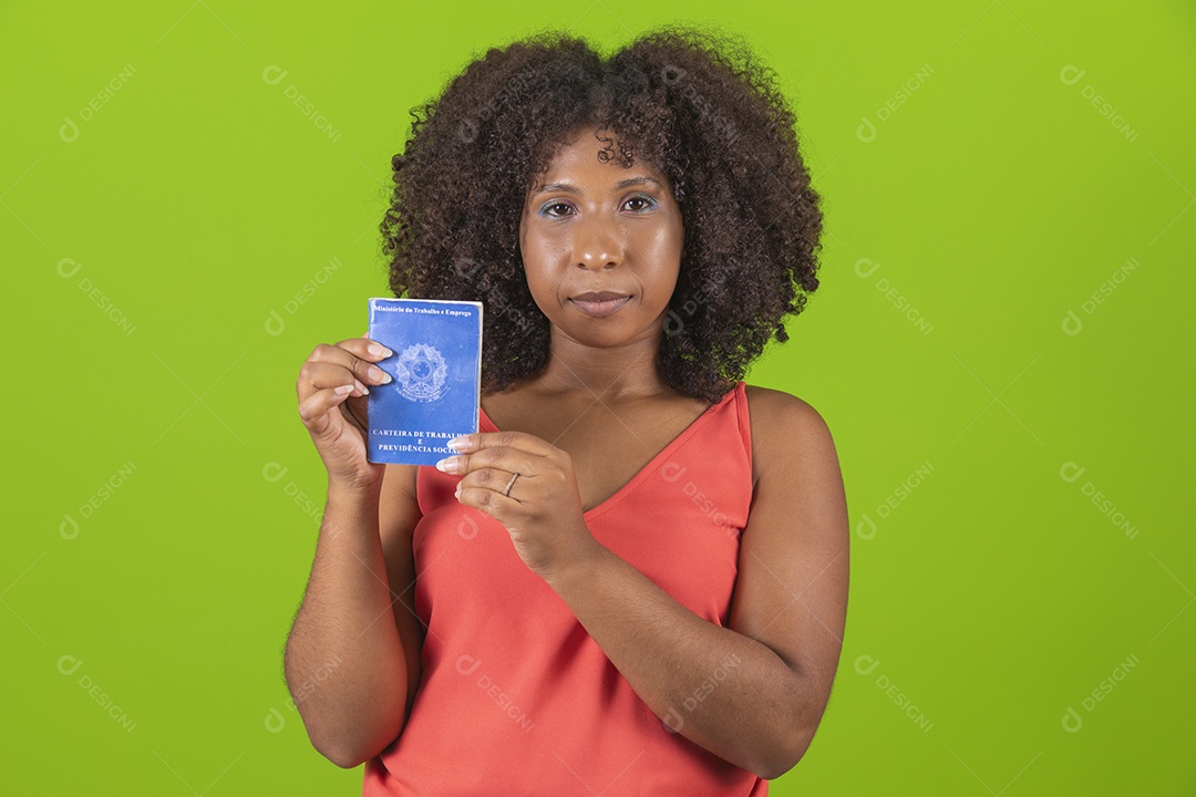 Linda mulher jovem morena cabelo cacheado segurando carteira de trabalho