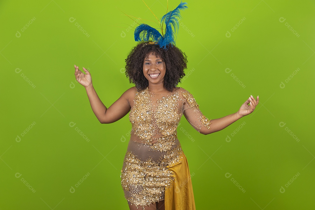 Linda mulher jovem usando fantasia de carnaval sobre fundo isolado