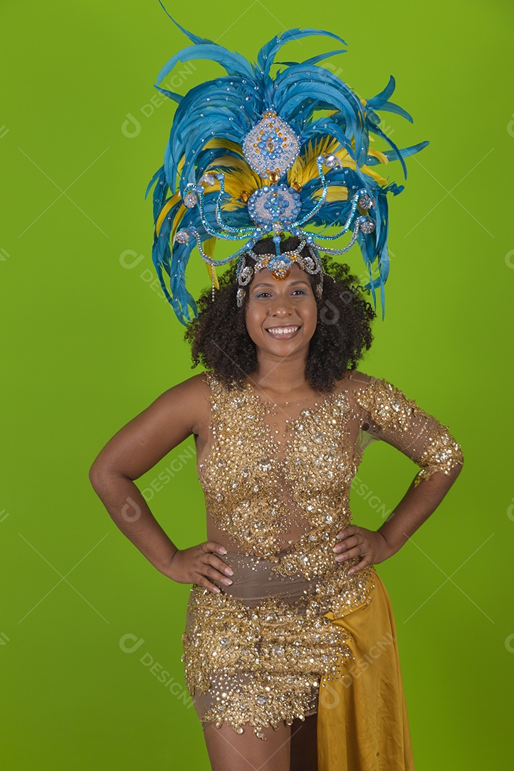 Linda mulher jovem usando fantasia de carnaval sobre fundo isolado