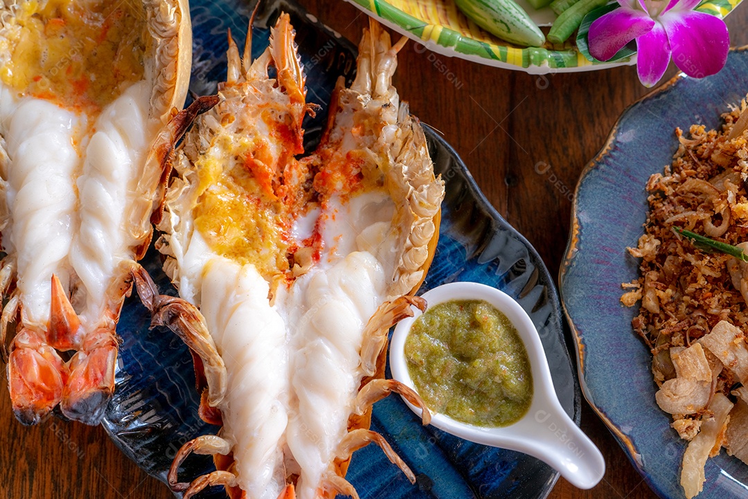 Camarão gigante grelhado em restaurante tailandês de luxo. Frutos do mar