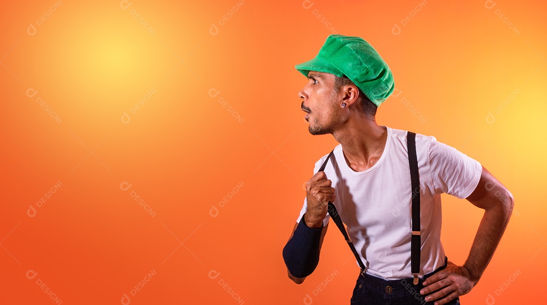 Retrato de homem negro com adereços de carnaval se divertindo