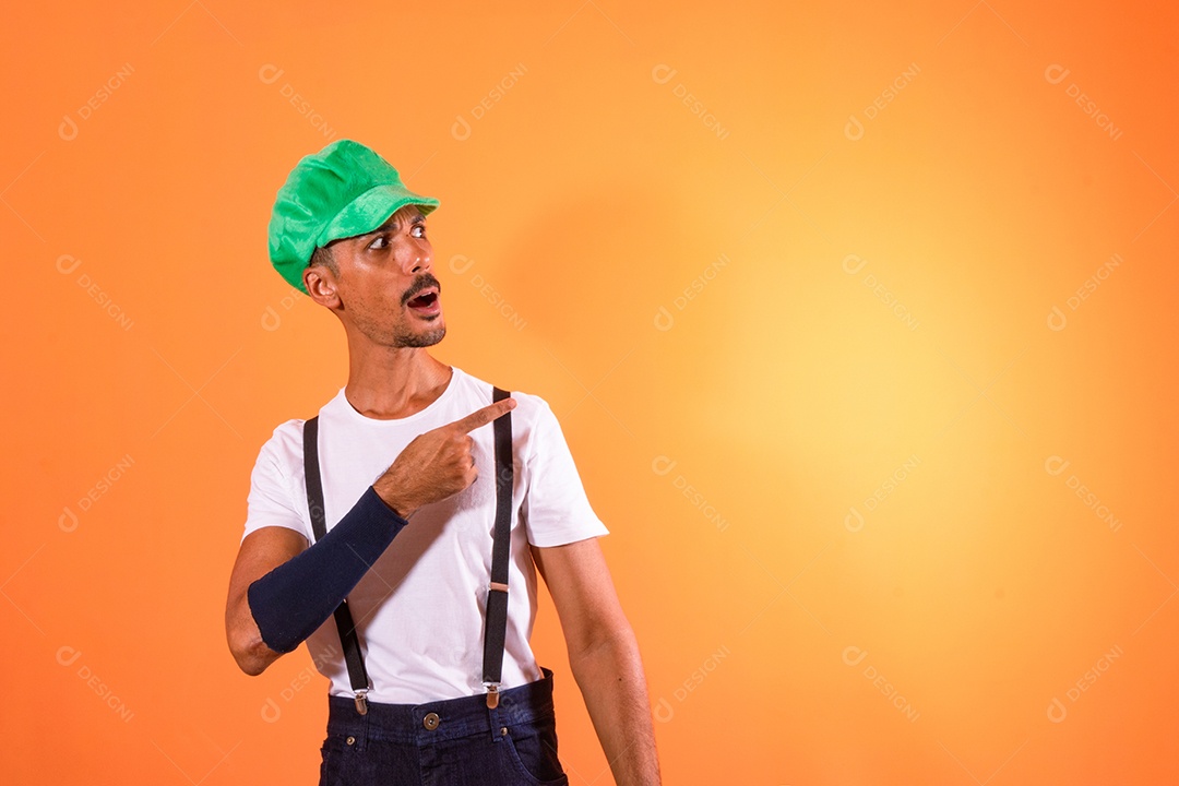 Retrato de homem negro com adereços de carnaval se divertindo