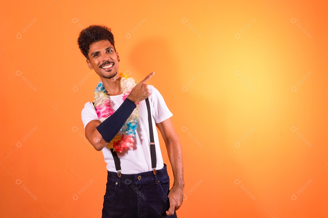 Festa do Traje de Carnaval. Retrato de homem negro com adereços de carnaval