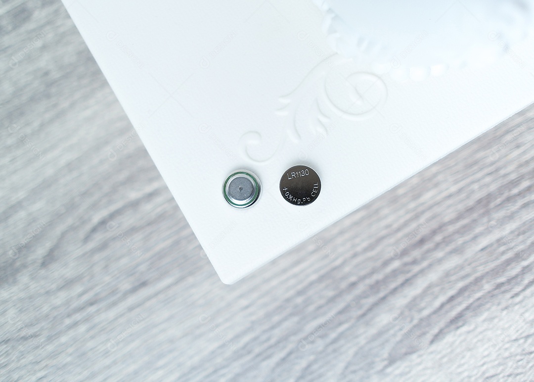 A frente e a parte de trás da bateria tipo botão ou moeda