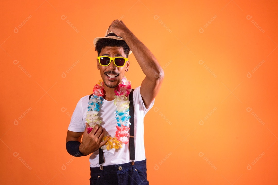Festa do Traje de Carnaval. Retrato de homem negro com adereços de carnaval