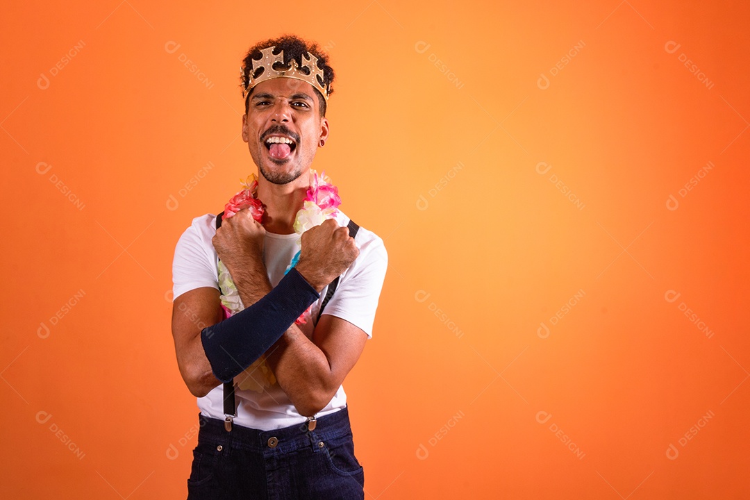 Festa do Traje de Carnaval. Retrato de homem negro com adereços de carnaval