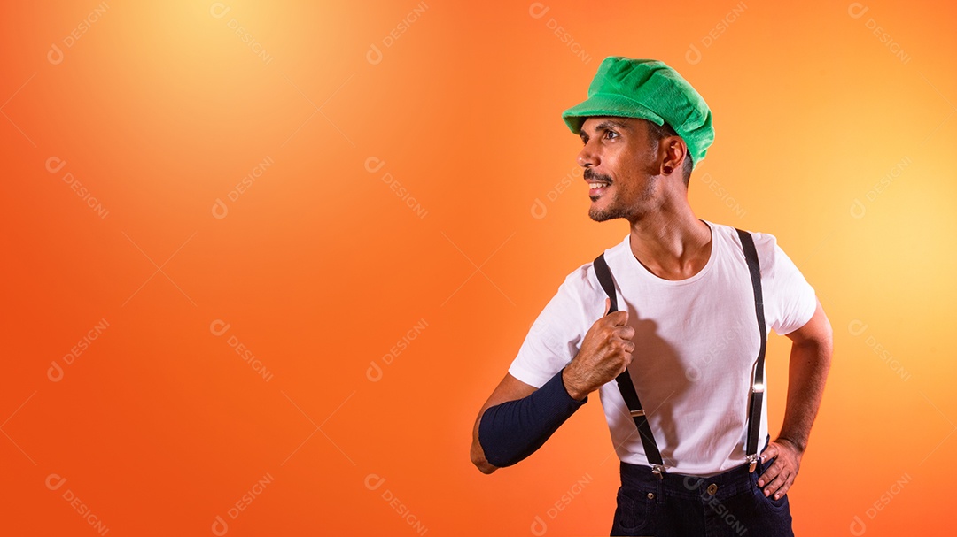 Festa do Traje de Carnaval. Retrato de homem negro com adereços de carnaval