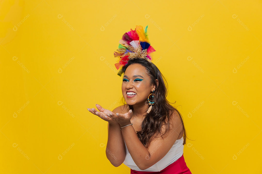 Linda mulher jovem usando fantasia de carnaval sobre fundo isolado