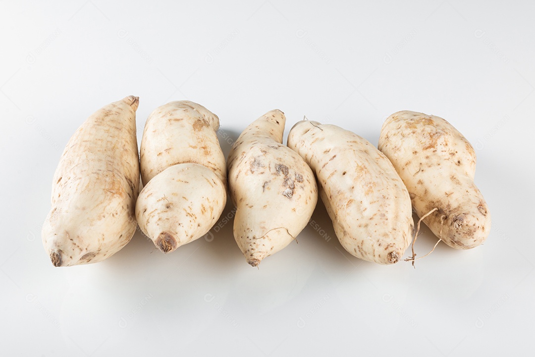 Batata doce fresca com fundo branco.