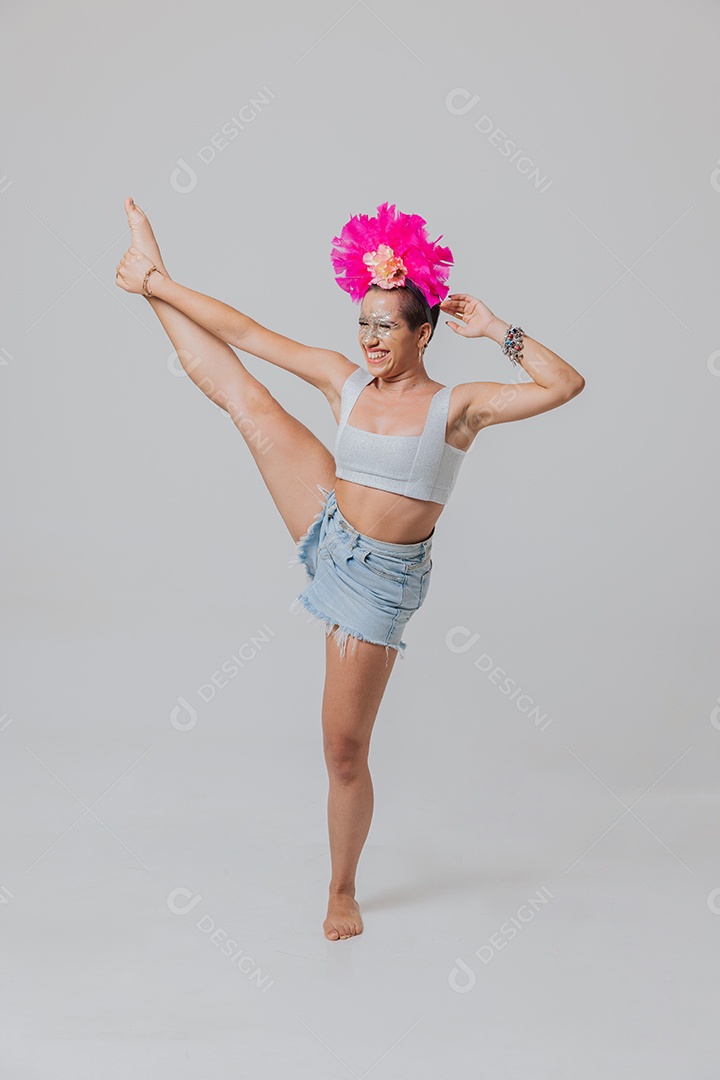 Linda mulher jovem usando fantasia de carnaval sobre fundo isolado