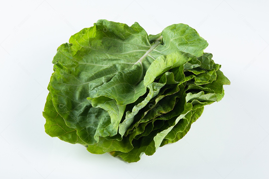 Folhas frescas de alface verde sobre fundo branco.