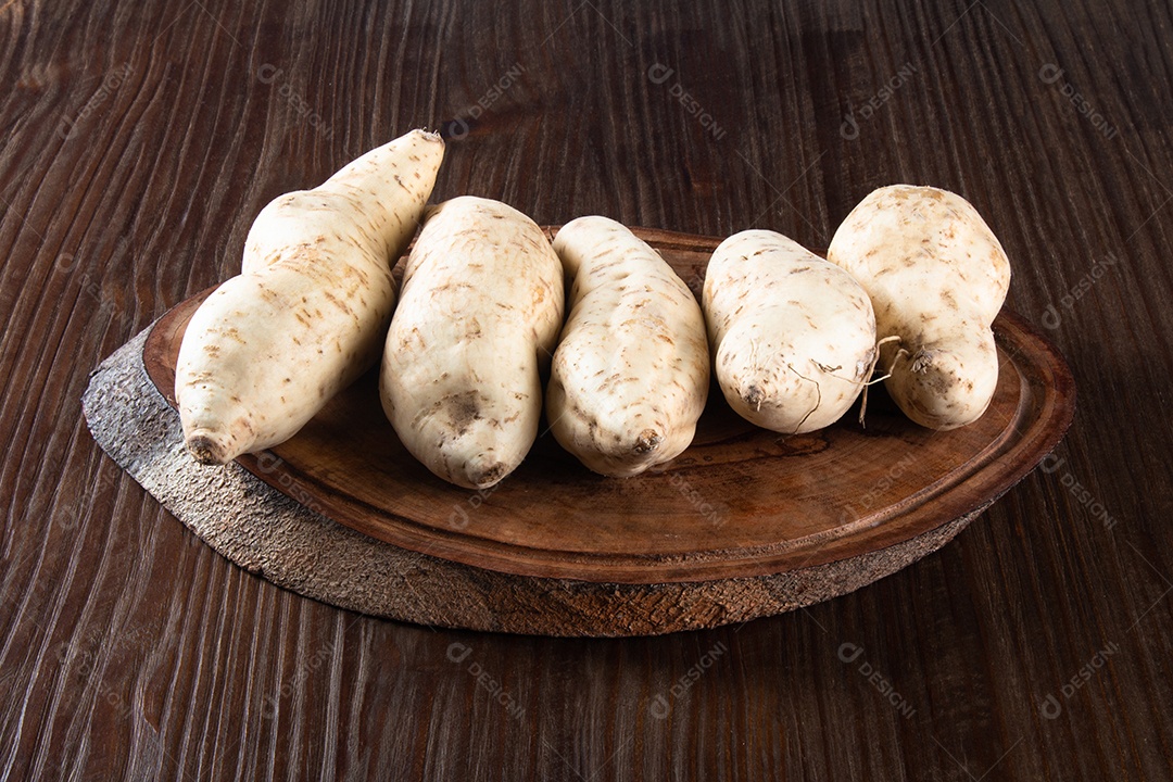Batata-doce fresca em fundo de madeira
