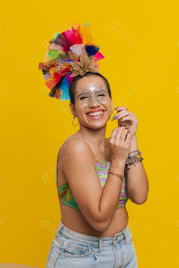 Linda mulher jovem usando fantasia de carnaval sobre fundo isolado