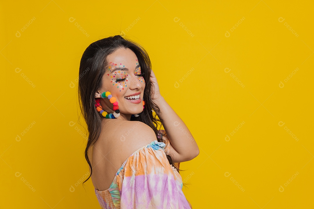 Linda mulher jovem usando fantasia de carnaval sobre fundo isolado