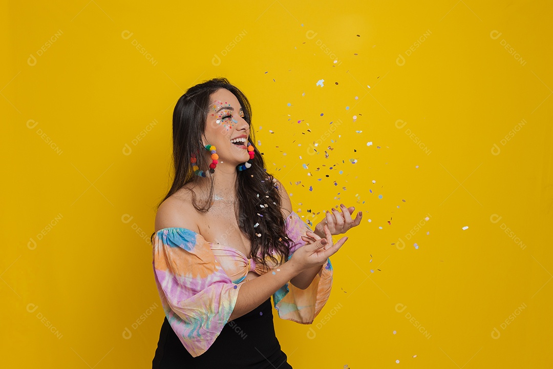 Linda mulher jovem usando fantasia de carnaval sobre fundo isolado