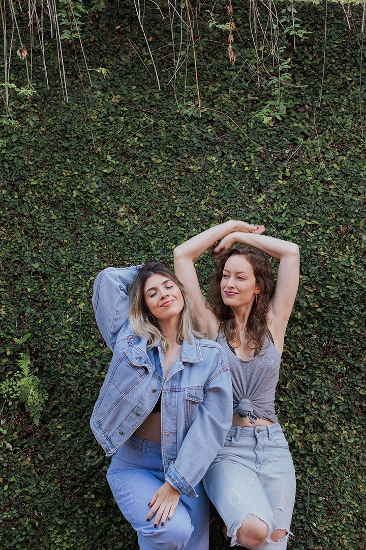 Lindas mulheres namoradas felizes