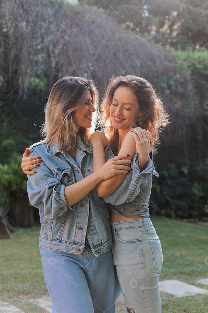 Lindas mulheres namoradas felizes